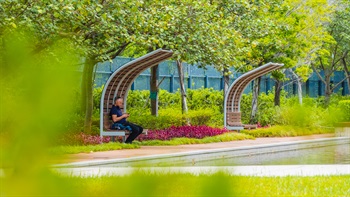 有遮阳设施的座椅亦呼应主建筑的流线形和波浪形设计，令主建筑与园景更显一致。